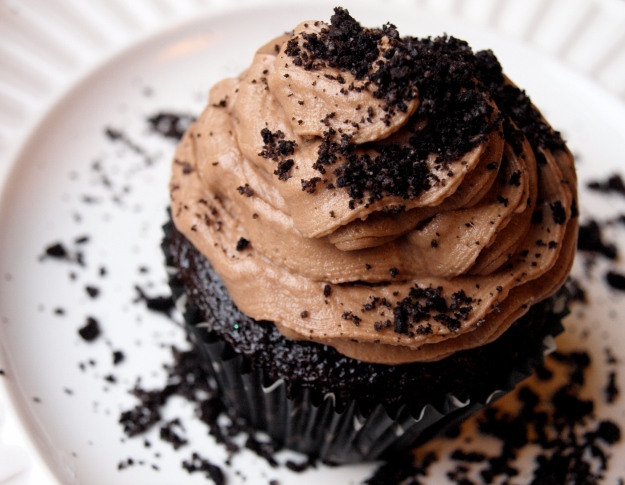 Dirty cupcakes with nutella buttercream plated 2